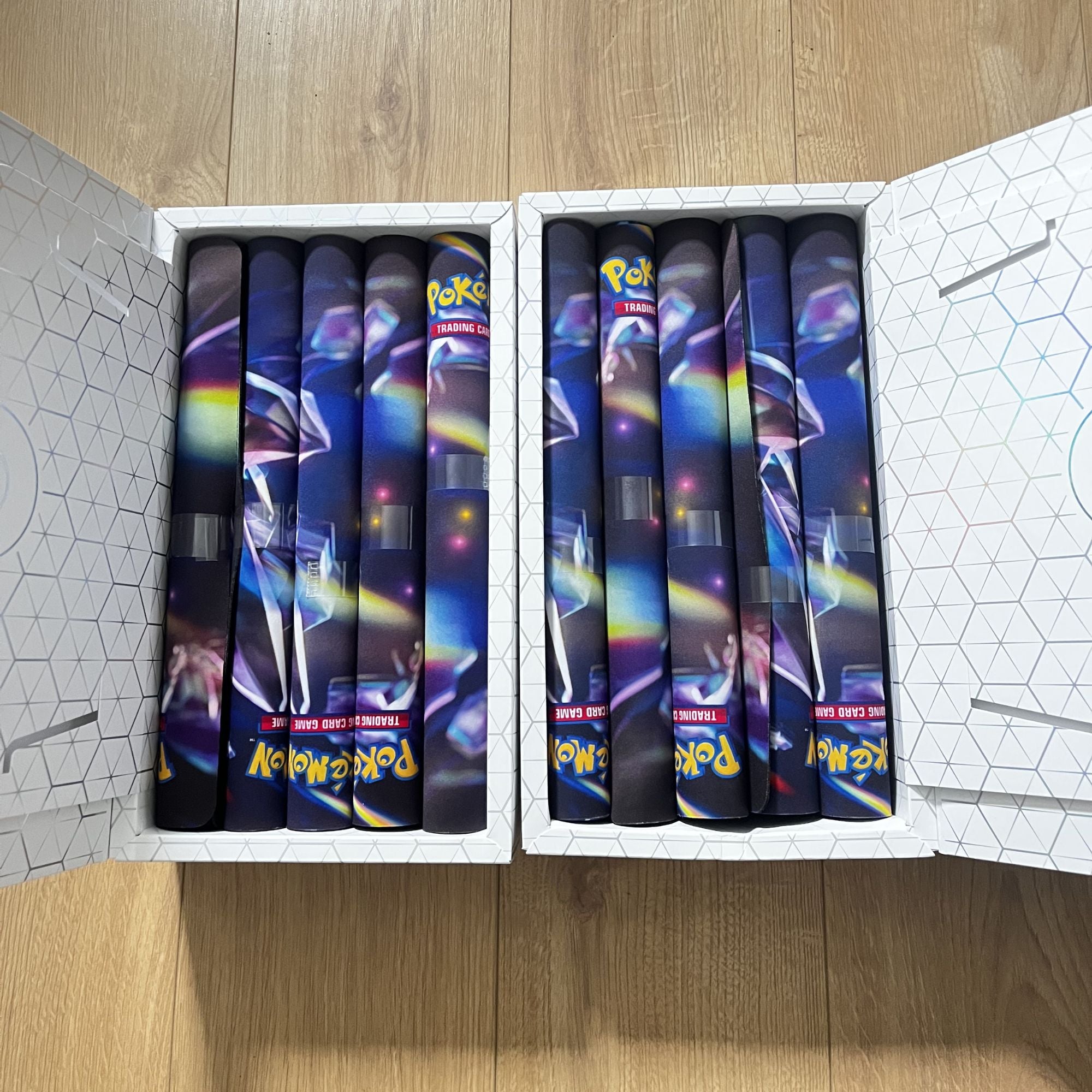 Pokémon playmat met kleurrijk design voor Pokémon TCG gameplay, kaart displays en bureau setups.