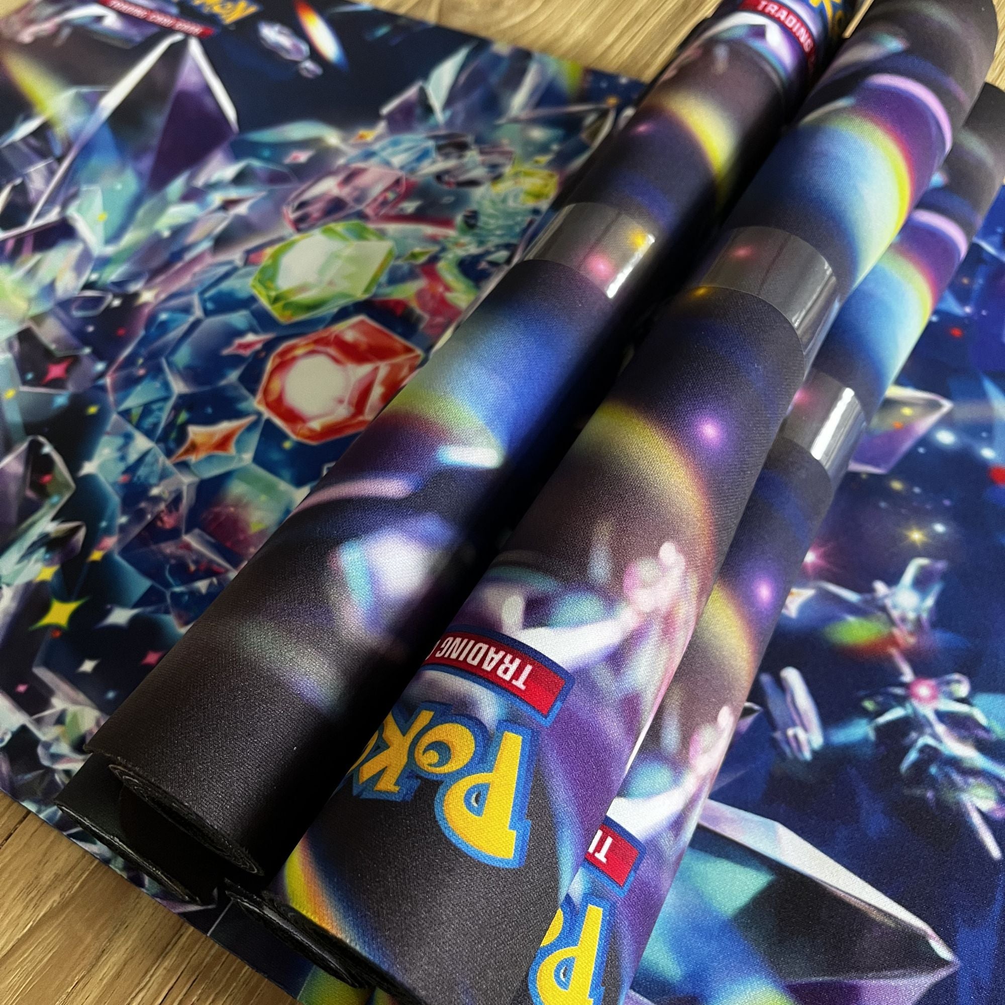 Pokémon playmat met kleurrijk design voor Pokémon TCG gameplay, kaart displays en bureau setups.