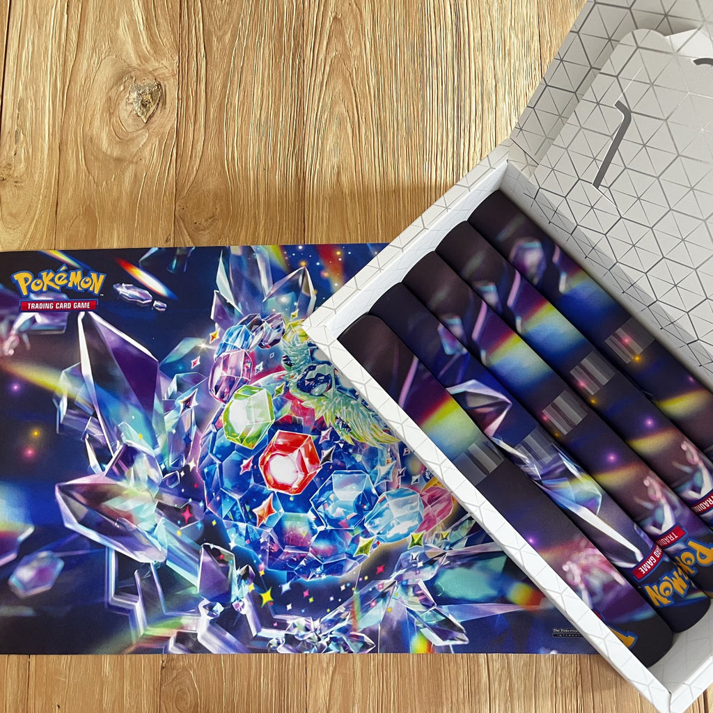 Pokémon playmat met kleurrijk design voor Pokémon TCG gameplay, kaart displays en bureau setups.